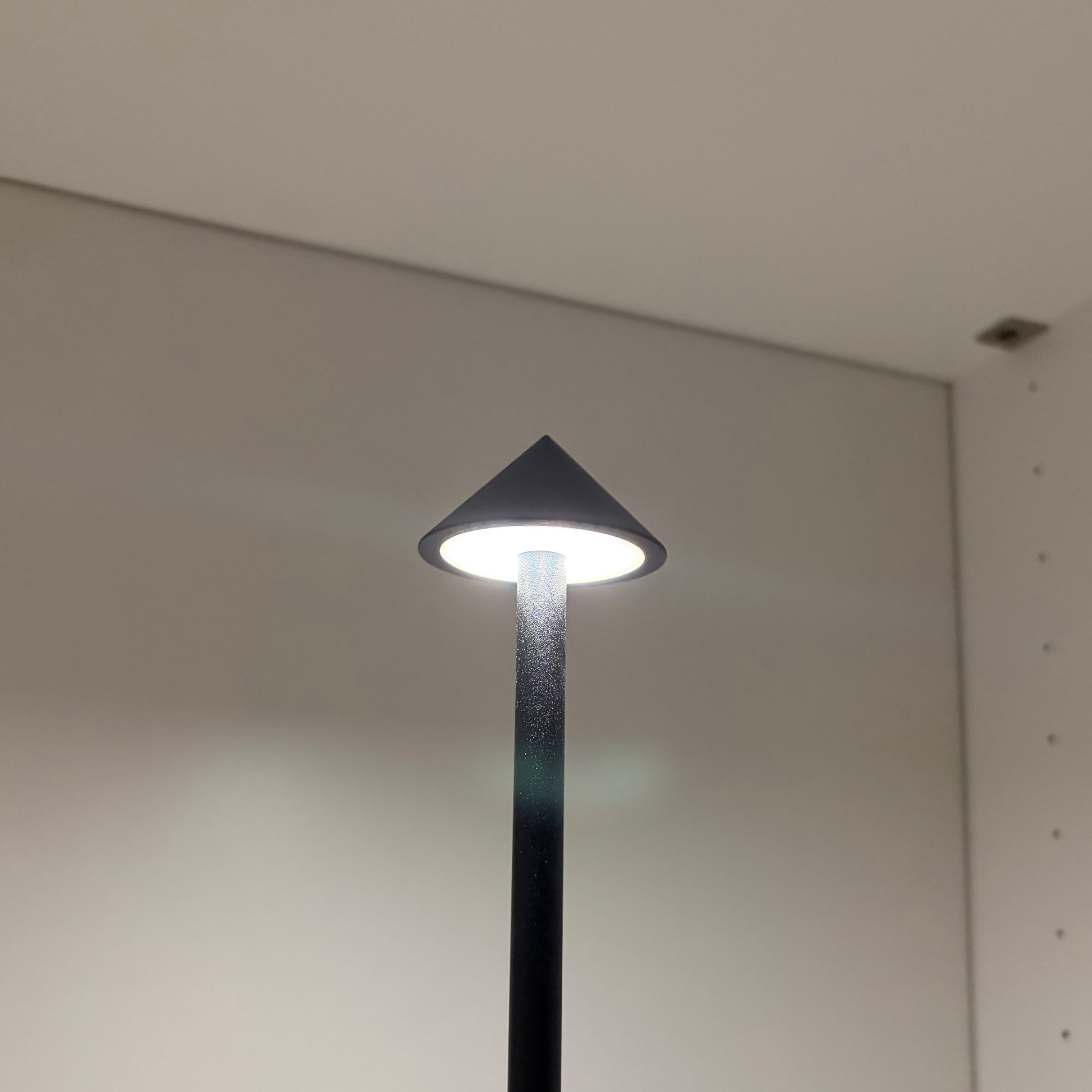 Touch LED Tischlampe – kabellos, modern, sofort einsatzbereit